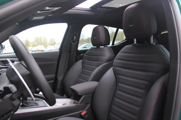 Alfa Romeo Tonale 1.3T PHEV 280PK TRIBUTO ITALIANO | PANORAMISCH SCHUIF / KANTELDAK | ZWART DAK | ZWART LEDEREN BEKLEDING MET RODE ACCENTEN/ GEBORDUURD "TRIBUTO ITALIANO" LOGO OP HOOFD STEUNEN | VOORSTOELEN / STUUR VERWARMD | VOORSTOELEN ELEKTRISCH VERSTELBAAR | HARMAN KARDON | DRAADLOOS APPLE CARPLAY / ANDROID AUTO | 360° CAMERA | AUTOMATISCH DIMMENDE BUITENSPIEGELS | 20"INCH LICHTMETALEN VELGEN | ADAPTIVE CRUISE CONTROL | KEYLESS ENTRY / START | ELEKTRISCH BEDIENBARE ACHTERKLEP | DRAADLOZE TELEFOONLADER | AMBIENT LIGHTING | DONKERE HEMELBEKLEDING | SCHAKELFLIPPERS AAN HET STUUR | VERW