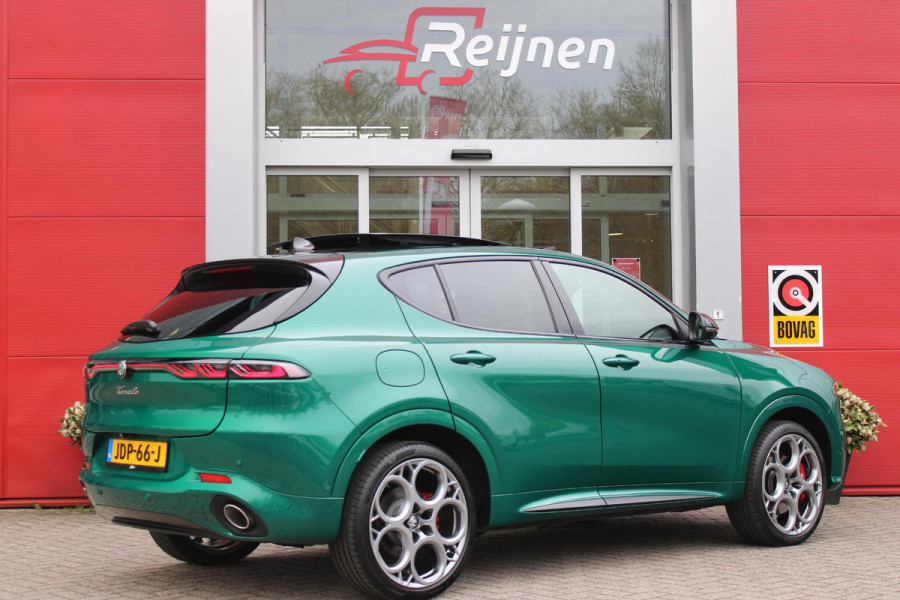 Alfa Romeo Tonale 1.3T PHEV 280PK TRIBUTO ITALIANO | PANORAMISCH SCHUIF / KANTELDAK | ZWART DAK | ZWART LEDEREN BEKLEDING MET RODE ACCENTEN/ GEBORDUURD "TRIBUTO ITALIANO" LOGO OP HOOFD STEUNEN | VOORSTOELEN / STUUR VERWARMD | VOORSTOELEN ELEKTRISCH VERSTELBAAR | HARMAN KARDON | DRAADLOOS APPLE CARPLAY / ANDROID AUTO | 360° CAMERA | AUTOMATISCH DIMMENDE BUITENSPIEGELS | 20"INCH LICHTMETALEN VELGEN | ADAPTIVE CRUISE CONTROL | KEYLESS ENTRY / START | ELEKTRISCH BEDIENBARE ACHTERKLEP | DRAADLOZE TELEFOONLADER | AMBIENT LIGHTING | DONKERE HEMELBEKLEDING | SCHAKELFLIPPERS AAN HET STUUR | VERW