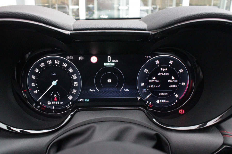 Alfa Romeo Tonale 1.3T PHEV 280PK TRIBUTO ITALIANO | PANORAMISCH SCHUIF / KANTELDAK | ZWART DAK | ZWART LEDEREN BEKLEDING MET RODE ACCENTEN/ GEBORDUURD "TRIBUTO ITALIANO" LOGO OP HOOFD STEUNEN | VOORSTOELEN / STUUR VERWARMD | VOORSTOELEN ELEKTRISCH VERSTELBAAR | HARMAN KARDON | DRAADLOOS APPLE CARPLAY / ANDROID AUTO | 360° CAMERA | AUTOMATISCH DIMMENDE BUITENSPIEGELS | 20"INCH LICHTMETALEN VELGEN | ADAPTIVE CRUISE CONTROL | KEYLESS ENTRY / START | ELEKTRISCH BEDIENBARE ACHTERKLEP | DRAADLOZE TELEFOONLADER | AMBIENT LIGHTING | DONKERE HEMELBEKLEDING | SCHAKELFLIPPERS AAN HET STUUR | VERW