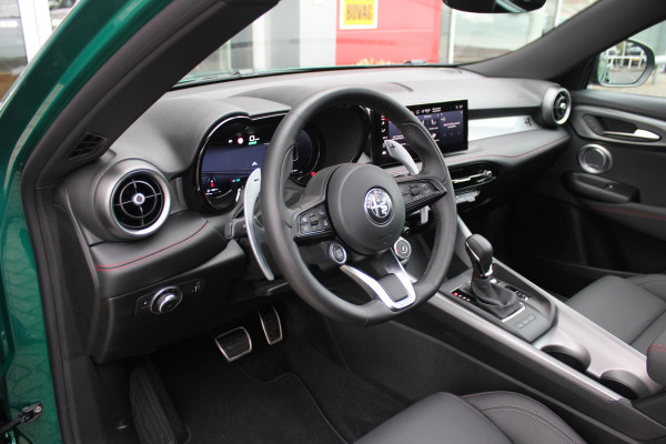 Alfa Romeo Tonale 1.3T PHEV 280PK TRIBUTO ITALIANO | PANORAMISCH SCHUIF / KANTELDAK | ZWART DAK | ZWART LEDEREN BEKLEDING MET RODE ACCENTEN/ GEBORDUURD "TRIBUTO ITALIANO" LOGO OP HOOFD STEUNEN | VOORSTOELEN / STUUR VERWARMD | VOORSTOELEN ELEKTRISCH VERSTELBAAR | HARMAN KARDON | DRAADLOOS APPLE CARPLAY / ANDROID AUTO | 360° CAMERA | AUTOMATISCH DIMMENDE BUITENSPIEGELS | 20"INCH LICHTMETALEN VELGEN | ADAPTIVE CRUISE CONTROL | KEYLESS ENTRY / START | ELEKTRISCH BEDIENBARE ACHTERKLEP | DRAADLOZE TELEFOONLADER | AMBIENT LIGHTING | DONKERE HEMELBEKLEDING | SCHAKELFLIPPERS AAN HET STUUR | VERW