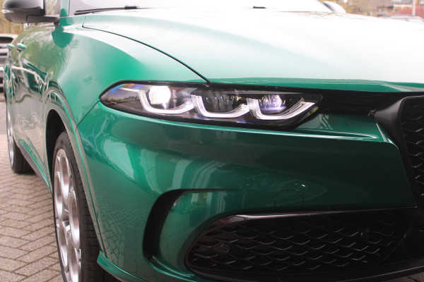 Alfa Romeo Tonale 1.3T PHEV 280PK TRIBUTO ITALIANO | PANORAMISCH SCHUIF / KANTELDAK | ZWART DAK | ZWART LEDEREN BEKLEDING MET RODE ACCENTEN/ GEBORDUURD "TRIBUTO ITALIANO" LOGO OP HOOFD STEUNEN | VOORSTOELEN / STUUR VERWARMD | VOORSTOELEN ELEKTRISCH VERSTELBAAR | HARMAN KARDON | DRAADLOOS APPLE CARPLAY / ANDROID AUTO | 360° CAMERA | AUTOMATISCH DIMMENDE BUITENSPIEGELS | 20"INCH LICHTMETALEN VELGEN | ADAPTIVE CRUISE CONTROL | KEYLESS ENTRY / START | ELEKTRISCH BEDIENBARE ACHTERKLEP | DRAADLOZE TELEFOONLADER | AMBIENT LIGHTING | DONKERE HEMELBEKLEDING | SCHAKELFLIPPERS AAN HET STUUR | VERW