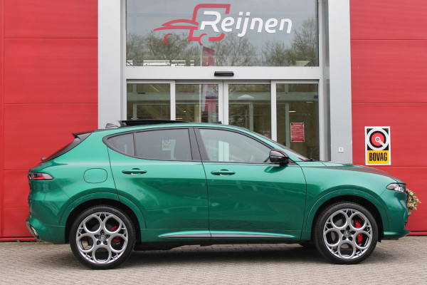 Alfa Romeo Tonale 1.3T PHEV 280PK TRIBUTO ITALIANO | PANORAMISCH SCHUIF / KANTELDAK | ZWART DAK | ZWART LEDEREN BEKLEDING MET RODE ACCENTEN/ GEBORDUURD "TRIBUTO ITALIANO" LOGO OP HOOFD STEUNEN | VOORSTOELEN / STUUR VERWARMD | VOORSTOELEN ELEKTRISCH VERSTELBAAR | HARMAN KARDON | DRAADLOOS APPLE CARPLAY / ANDROID AUTO | 360° CAMERA | AUTOMATISCH DIMMENDE BUITENSPIEGELS | 20"INCH LICHTMETALEN VELGEN | ADAPTIVE CRUISE CONTROL | KEYLESS ENTRY / START | ELEKTRISCH BEDIENBARE ACHTERKLEP | DRAADLOZE TELEFOONLADER | AMBIENT LIGHTING | DONKERE HEMELBEKLEDING | SCHAKELFLIPPERS AAN HET STUUR | VERW