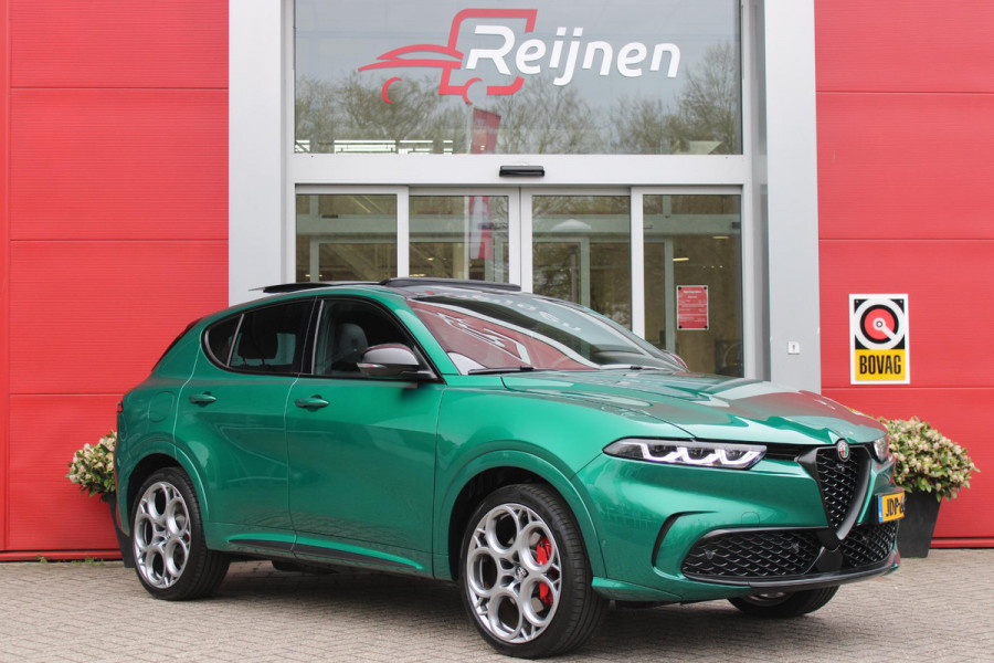 Alfa Romeo Tonale 1.3T PHEV 280PK TRIBUTO ITALIANO | PANORAMISCH SCHUIF / KANTELDAK | ZWART DAK | ZWART LEDEREN BEKLEDING MET RODE ACCENTEN/ GEBORDUURD "TRIBUTO ITALIANO" LOGO OP HOOFD STEUNEN | VOORSTOELEN / STUUR VERWARMD | VOORSTOELEN ELEKTRISCH VERSTELBAAR | HARMAN KARDON | DRAADLOOS APPLE CARPLAY / ANDROID AUTO | 360° CAMERA | AUTOMATISCH DIMMENDE BUITENSPIEGELS | 20"INCH LICHTMETALEN VELGEN | ADAPTIVE CRUISE CONTROL | KEYLESS ENTRY / START | ELEKTRISCH BEDIENBARE ACHTERKLEP | DRAADLOZE TELEFOONLADER | AMBIENT LIGHTING | DONKERE HEMELBEKLEDING | SCHAKELFLIPPERS AAN HET STUUR | VERW