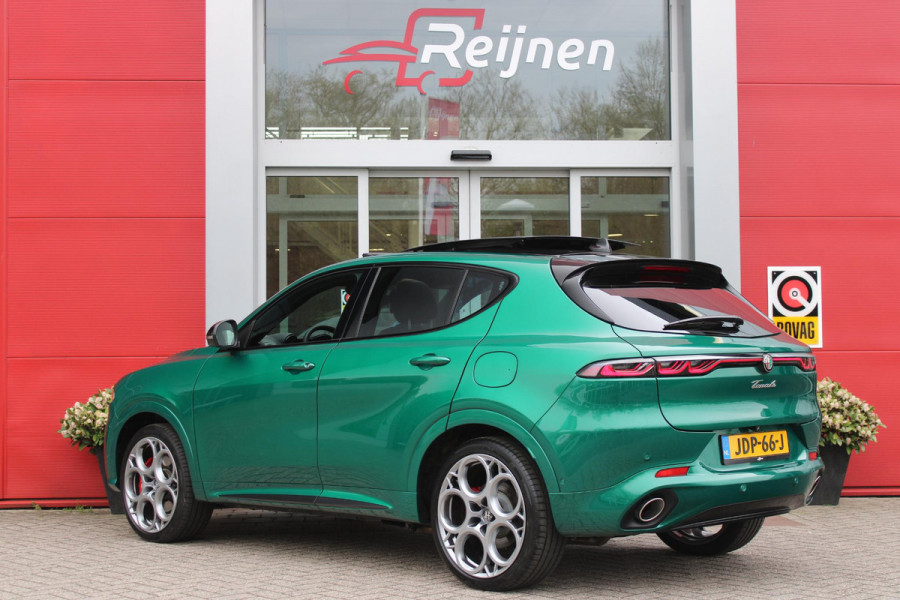 Alfa Romeo Tonale 1.3T PHEV 280PK TRIBUTO ITALIANO | PANORAMISCH SCHUIF / KANTELDAK | ZWART DAK | ZWART LEDEREN BEKLEDING MET RODE ACCENTEN/ GEBORDUURD "TRIBUTO ITALIANO" LOGO OP HOOFD STEUNEN | VOORSTOELEN / STUUR VERWARMD | VOORSTOELEN ELEKTRISCH VERSTELBAAR | HARMAN KARDON | DRAADLOOS APPLE CARPLAY / ANDROID AUTO | 360° CAMERA | AUTOMATISCH DIMMENDE BUITENSPIEGELS | 20"INCH LICHTMETALEN VELGEN | ADAPTIVE CRUISE CONTROL | KEYLESS ENTRY / START | ELEKTRISCH BEDIENBARE ACHTERKLEP | DRAADLOZE TELEFOONLADER | AMBIENT LIGHTING | DONKERE HEMELBEKLEDING | SCHAKELFLIPPERS AAN HET STUUR | VERW