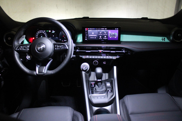 Alfa Romeo Tonale 1.3T PHEV 280PK TRIBUTO ITALIANO | PANORAMISCH SCHUIF / KANTELDAK | ZWART DAK | ZWART LEDEREN BEKLEDING MET RODE ACCENTEN/ GEBORDUURD "TRIBUTO ITALIANO" LOGO OP HOOFD STEUNEN | VOORSTOELEN / STUUR VERWARMD | VOORSTOELEN ELEKTRISCH VERSTELBAAR | HARMAN KARDON | DRAADLOOS APPLE CARPLAY / ANDROID AUTO | 360° CAMERA | AUTOMATISCH DIMMENDE BUITENSPIEGELS | 20"INCH LICHTMETALEN VELGEN | ADAPTIVE CRUISE CONTROL | KEYLESS ENTRY / START | ELEKTRISCH BEDIENBARE ACHTERKLEP | DRAADLOZE TELEFOONLADER | AMBIENT LIGHTING | DONKERE HEMELBEKLEDING | SCHAKELFLIPPERS AAN HET STUUR | VERW
