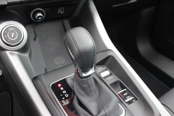 Alfa Romeo Tonale 1.3T PHEV 280PK TRIBUTO ITALIANO | PANORAMISCH SCHUIF / KANTELDAK | ZWART DAK | ZWART LEDEREN BEKLEDING MET RODE ACCENTEN/ GEBORDUURD "TRIBUTO ITALIANO" LOGO OP HOOFD STEUNEN | VOORSTOELEN / STUUR VERWARMD | VOORSTOELEN ELEKTRISCH VERSTELBAAR | HARMAN KARDON | DRAADLOOS APPLE CARPLAY / ANDROID AUTO | 360° CAMERA | AUTOMATISCH DIMMENDE BUITENSPIEGELS | 20"INCH LICHTMETALEN VELGEN | ADAPTIVE CRUISE CONTROL | KEYLESS ENTRY / START | ELEKTRISCH BEDIENBARE ACHTERKLEP | DRAADLOZE TELEFOONLADER | AMBIENT LIGHTING | DONKERE HEMELBEKLEDING | SCHAKELFLIPPERS AAN HET STUUR | VERW