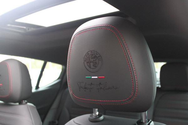 Alfa Romeo Tonale 1.3T PHEV 280PK TRIBUTO ITALIANO | PANORAMISCH SCHUIF / KANTELDAK | ZWART DAK | ZWART LEDEREN BEKLEDING MET RODE ACCENTEN/ GEBORDUURD "TRIBUTO ITALIANO" LOGO OP HOOFD STEUNEN | VOORSTOELEN / STUUR VERWARMD | VOORSTOELEN ELEKTRISCH VERSTELBAAR | HARMAN KARDON | DRAADLOOS APPLE CARPLAY / ANDROID AUTO | 360° CAMERA | AUTOMATISCH DIMMENDE BUITENSPIEGELS | 20"INCH LICHTMETALEN VELGEN | ADAPTIVE CRUISE CONTROL | KEYLESS ENTRY / START | ELEKTRISCH BEDIENBARE ACHTERKLEP | DRAADLOZE TELEFOONLADER | AMBIENT LIGHTING | DONKERE HEMELBEKLEDING | SCHAKELFLIPPERS AAN HET STUUR | VERW