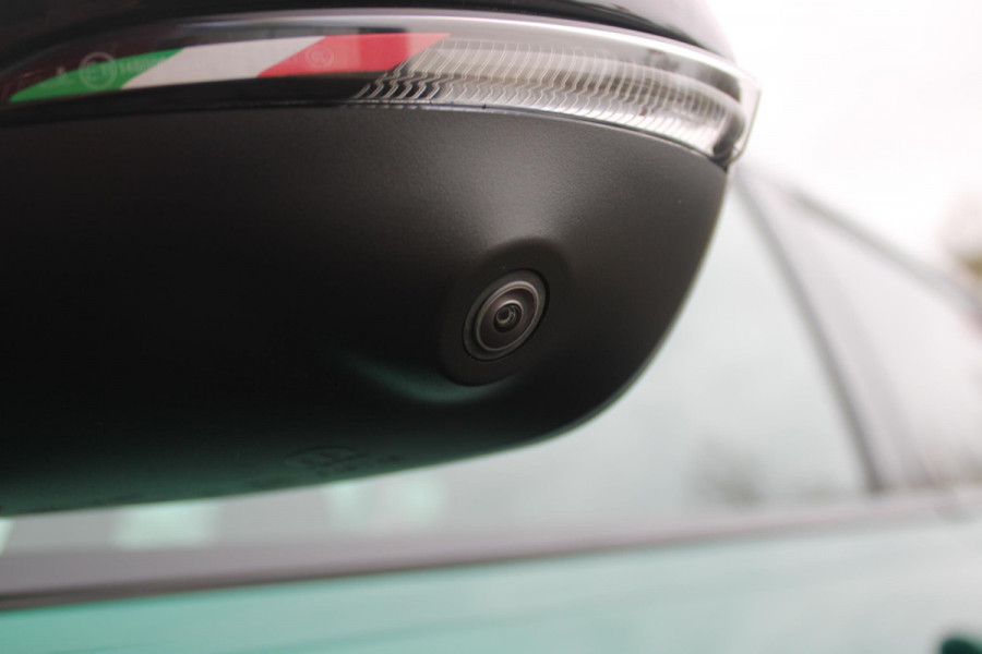 Alfa Romeo Tonale 1.3T PHEV 280PK TRIBUTO ITALIANO | PANORAMISCH SCHUIF / KANTELDAK | ZWART DAK | ZWART LEDEREN BEKLEDING MET RODE ACCENTEN/ GEBORDUURD "TRIBUTO ITALIANO" LOGO OP HOOFD STEUNEN | VOORSTOELEN / STUUR VERWARMD | VOORSTOELEN ELEKTRISCH VERSTELBAAR | HARMAN KARDON | DRAADLOOS APPLE CARPLAY / ANDROID AUTO | 360° CAMERA | AUTOMATISCH DIMMENDE BUITENSPIEGELS | 20"INCH LICHTMETALEN VELGEN | ADAPTIVE CRUISE CONTROL | KEYLESS ENTRY / START | ELEKTRISCH BEDIENBARE ACHTERKLEP | DRAADLOZE TELEFOONLADER | AMBIENT LIGHTING | DONKERE HEMELBEKLEDING | SCHAKELFLIPPERS AAN HET STUUR | VERW