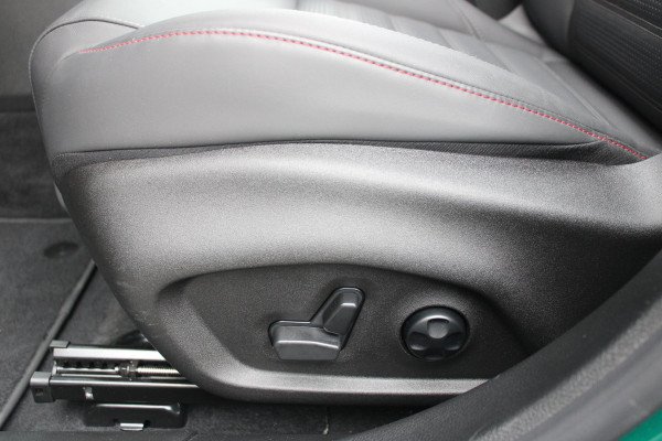 Alfa Romeo Tonale 1.3T PHEV 280PK TRIBUTO ITALIANO | PANORAMISCH SCHUIF / KANTELDAK | ZWART DAK | ZWART LEDEREN BEKLEDING MET RODE ACCENTEN/ GEBORDUURD "TRIBUTO ITALIANO" LOGO OP HOOFD STEUNEN | VOORSTOELEN / STUUR VERWARMD | VOORSTOELEN ELEKTRISCH VERSTELBAAR | HARMAN KARDON | DRAADLOOS APPLE CARPLAY / ANDROID AUTO | 360° CAMERA | AUTOMATISCH DIMMENDE BUITENSPIEGELS | 20"INCH LICHTMETALEN VELGEN | ADAPTIVE CRUISE CONTROL | KEYLESS ENTRY / START | ELEKTRISCH BEDIENBARE ACHTERKLEP | DRAADLOZE TELEFOONLADER | AMBIENT LIGHTING | DONKERE HEMELBEKLEDING | SCHAKELFLIPPERS AAN HET STUUR | VERW