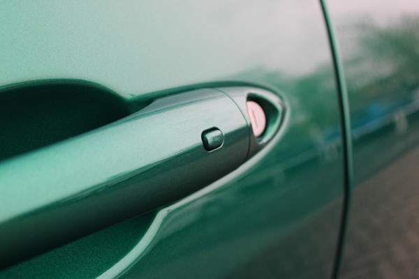 Alfa Romeo Tonale 1.3T PHEV 280PK TRIBUTO ITALIANO | PANORAMISCH SCHUIF / KANTELDAK | ZWART DAK | ZWART LEDEREN BEKLEDING MET RODE ACCENTEN/ GEBORDUURD "TRIBUTO ITALIANO" LOGO OP HOOFD STEUNEN | VOORSTOELEN / STUUR VERWARMD | VOORSTOELEN ELEKTRISCH VERSTELBAAR | HARMAN KARDON | DRAADLOOS APPLE CARPLAY / ANDROID AUTO | 360° CAMERA | AUTOMATISCH DIMMENDE BUITENSPIEGELS | 20"INCH LICHTMETALEN VELGEN | ADAPTIVE CRUISE CONTROL | KEYLESS ENTRY / START | ELEKTRISCH BEDIENBARE ACHTERKLEP | DRAADLOZE TELEFOONLADER | AMBIENT LIGHTING | DONKERE HEMELBEKLEDING | SCHAKELFLIPPERS AAN HET STUUR | VERW