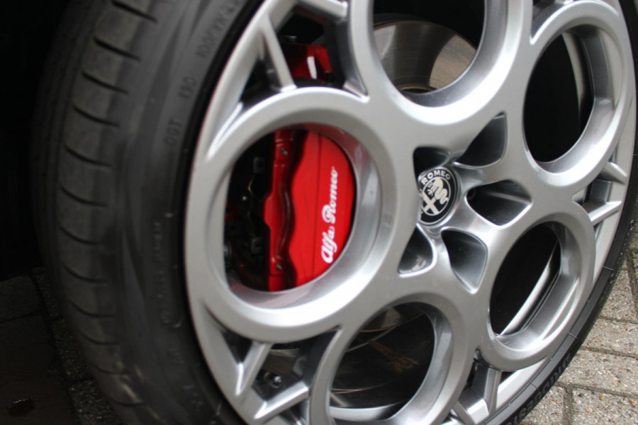Alfa Romeo Tonale 1.3T PHEV 280PK TRIBUTO ITALIANO | PANORAMISCH SCHUIF / KANTELDAK | ZWART DAK | ZWART LEDEREN BEKLEDING MET RODE ACCENTEN/ GEBORDUURD "TRIBUTO ITALIANO" LOGO OP HOOFD STEUNEN | VOORSTOELEN / STUUR VERWARMD | VOORSTOELEN ELEKTRISCH VERSTELBAAR | HARMAN KARDON | DRAADLOOS APPLE CARPLAY / ANDROID AUTO | 360° CAMERA | AUTOMATISCH DIMMENDE BUITENSPIEGELS | 20"INCH LICHTMETALEN VELGEN | ADAPTIVE CRUISE CONTROL | KEYLESS ENTRY / START | ELEKTRISCH BEDIENBARE ACHTERKLEP | DRAADLOZE TELEFOONLADER | AMBIENT LIGHTING | DONKERE HEMELBEKLEDING | SCHAKELFLIPPERS AAN HET STUUR | VERW