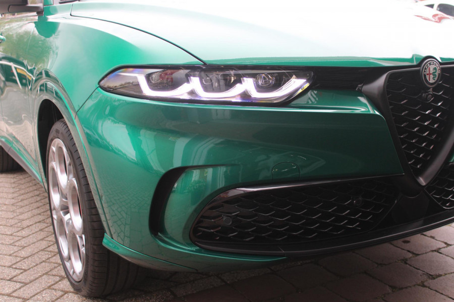 Alfa Romeo Tonale 1.3T PHEV 280PK TRIBUTO ITALIANO | PANORAMISCH SCHUIF / KANTELDAK | ZWART DAK | ZWART LEDEREN BEKLEDING MET RODE ACCENTEN/ GEBORDUURD "TRIBUTO ITALIANO" LOGO OP HOOFD STEUNEN | VOORSTOELEN / STUUR VERWARMD | VOORSTOELEN ELEKTRISCH VERSTELBAAR | HARMAN KARDON | DRAADLOOS APPLE CARPLAY / ANDROID AUTO | 360° CAMERA | AUTOMATISCH DIMMENDE BUITENSPIEGELS | 20"INCH LICHTMETALEN VELGEN | ADAPTIVE CRUISE CONTROL | KEYLESS ENTRY / START | ELEKTRISCH BEDIENBARE ACHTERKLEP | DRAADLOZE TELEFOONLADER | AMBIENT LIGHTING | DONKERE HEMELBEKLEDING | SCHAKELFLIPPERS AAN HET STUUR | VERW
