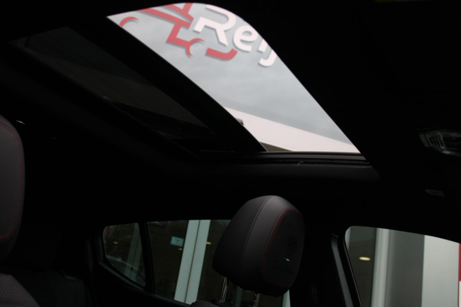 Alfa Romeo Tonale 1.3T PHEV 280PK TRIBUTO ITALIANO | PANORAMISCH SCHUIF / KANTELDAK | ZWART DAK | ZWART LEDEREN BEKLEDING MET RODE ACCENTEN/ GEBORDUURD "TRIBUTO ITALIANO" LOGO OP HOOFD STEUNEN | VOORSTOELEN / STUUR VERWARMD | VOORSTOELEN ELEKTRISCH VERSTELBAAR | HARMAN KARDON | DRAADLOOS APPLE CARPLAY / ANDROID AUTO | 360° CAMERA | AUTOMATISCH DIMMENDE BUITENSPIEGELS | 20"INCH LICHTMETALEN VELGEN | ADAPTIVE CRUISE CONTROL | KEYLESS ENTRY / START | ELEKTRISCH BEDIENBARE ACHTERKLEP | DRAADLOZE TELEFOONLADER | AMBIENT LIGHTING | DONKERE HEMELBEKLEDING | SCHAKELFLIPPERS AAN HET STUUR | VERW