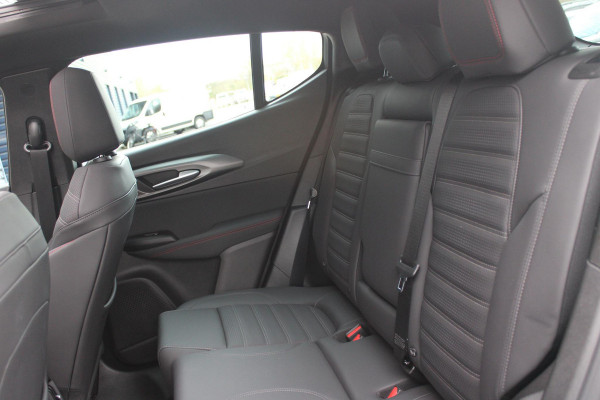 Alfa Romeo Tonale 1.3T PHEV 280PK TRIBUTO ITALIANO | PANORAMISCH SCHUIF / KANTELDAK | ZWART DAK | ZWART LEDEREN BEKLEDING MET RODE ACCENTEN/ GEBORDUURD "TRIBUTO ITALIANO" LOGO OP HOOFD STEUNEN | VOORSTOELEN / STUUR VERWARMD | VOORSTOELEN ELEKTRISCH VERSTELBAAR | HARMAN KARDON | DRAADLOOS APPLE CARPLAY / ANDROID AUTO | 360° CAMERA | AUTOMATISCH DIMMENDE BUITENSPIEGELS | 20"INCH LICHTMETALEN VELGEN | ADAPTIVE CRUISE CONTROL | KEYLESS ENTRY / START | ELEKTRISCH BEDIENBARE ACHTERKLEP | DRAADLOZE TELEFOONLADER | AMBIENT LIGHTING | DONKERE HEMELBEKLEDING | SCHAKELFLIPPERS AAN HET STUUR | VERW