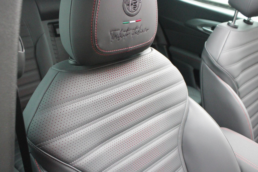 Alfa Romeo Tonale 1.3T PHEV 280PK TRIBUTO ITALIANO | PANORAMISCH SCHUIF / KANTELDAK | ZWART DAK | ZWART LEDEREN BEKLEDING MET RODE ACCENTEN/ GEBORDUURD "TRIBUTO ITALIANO" LOGO OP HOOFD STEUNEN | VOORSTOELEN / STUUR VERWARMD | VOORSTOELEN ELEKTRISCH VERSTELBAAR | HARMAN KARDON | DRAADLOOS APPLE CARPLAY / ANDROID AUTO | 360° CAMERA | AUTOMATISCH DIMMENDE BUITENSPIEGELS | 20"INCH LICHTMETALEN VELGEN | ADAPTIVE CRUISE CONTROL | KEYLESS ENTRY / START | ELEKTRISCH BEDIENBARE ACHTERKLEP | DRAADLOZE TELEFOONLADER | AMBIENT LIGHTING | DONKERE HEMELBEKLEDING | SCHAKELFLIPPERS AAN HET STUUR | VERW
