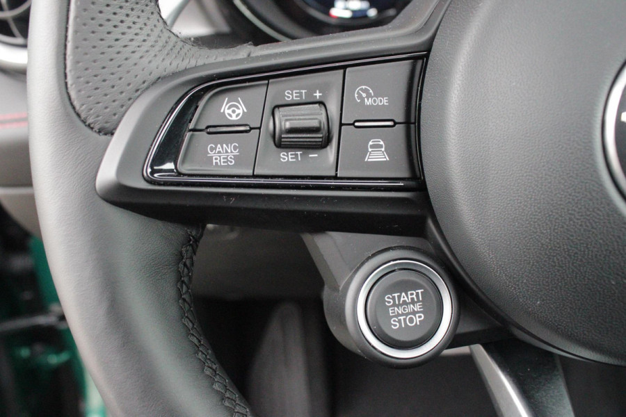 Alfa Romeo Tonale 1.3T PHEV 280PK TRIBUTO ITALIANO | PANORAMISCH SCHUIF / KANTELDAK | ZWART DAK | ZWART LEDEREN BEKLEDING MET RODE ACCENTEN/ GEBORDUURD "TRIBUTO ITALIANO" LOGO OP HOOFD STEUNEN | VOORSTOELEN / STUUR VERWARMD | VOORSTOELEN ELEKTRISCH VERSTELBAAR | HARMAN KARDON | DRAADLOOS APPLE CARPLAY / ANDROID AUTO | 360° CAMERA | AUTOMATISCH DIMMENDE BUITENSPIEGELS | 20"INCH LICHTMETALEN VELGEN | ADAPTIVE CRUISE CONTROL | KEYLESS ENTRY / START | ELEKTRISCH BEDIENBARE ACHTERKLEP | DRAADLOZE TELEFOONLADER | AMBIENT LIGHTING | DONKERE HEMELBEKLEDING | SCHAKELFLIPPERS AAN HET STUUR | VERW