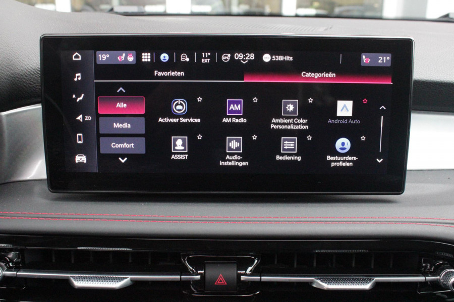 Alfa Romeo Tonale 1.3T PHEV 280PK TRIBUTO ITALIANO | PANORAMISCH SCHUIF / KANTELDAK | ZWART DAK | ZWART LEDEREN BEKLEDING MET RODE ACCENTEN/ GEBORDUURD "TRIBUTO ITALIANO" LOGO OP HOOFD STEUNEN | VOORSTOELEN / STUUR VERWARMD | VOORSTOELEN ELEKTRISCH VERSTELBAAR | HARMAN KARDON | DRAADLOOS APPLE CARPLAY / ANDROID AUTO | 360° CAMERA | AUTOMATISCH DIMMENDE BUITENSPIEGELS | 20"INCH LICHTMETALEN VELGEN | ADAPTIVE CRUISE CONTROL | KEYLESS ENTRY / START | ELEKTRISCH BEDIENBARE ACHTERKLEP | DRAADLOZE TELEFOONLADER | AMBIENT LIGHTING | DONKERE HEMELBEKLEDING | SCHAKELFLIPPERS AAN HET STUUR | VERW