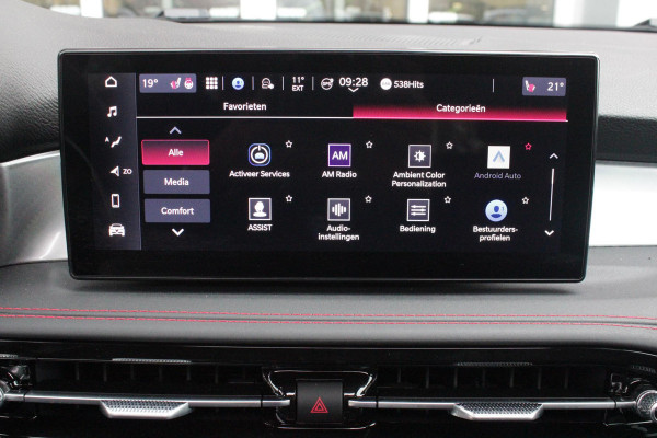 Alfa Romeo Tonale 1.3T PHEV 280PK TRIBUTO ITALIANO | PANORAMISCH SCHUIF / KANTELDAK | ZWART DAK | ZWART LEDEREN BEKLEDING MET RODE ACCENTEN/ GEBORDUURD "TRIBUTO ITALIANO" LOGO OP HOOFD STEUNEN | VOORSTOELEN / STUUR VERWARMD | VOORSTOELEN ELEKTRISCH VERSTELBAAR | HARMAN KARDON | DRAADLOOS APPLE CARPLAY / ANDROID AUTO | 360° CAMERA | AUTOMATISCH DIMMENDE BUITENSPIEGELS | 20"INCH LICHTMETALEN VELGEN | ADAPTIVE CRUISE CONTROL | KEYLESS ENTRY / START | ELEKTRISCH BEDIENBARE ACHTERKLEP | DRAADLOZE TELEFOONLADER | AMBIENT LIGHTING | DONKERE HEMELBEKLEDING | SCHAKELFLIPPERS AAN HET STUUR | VERW