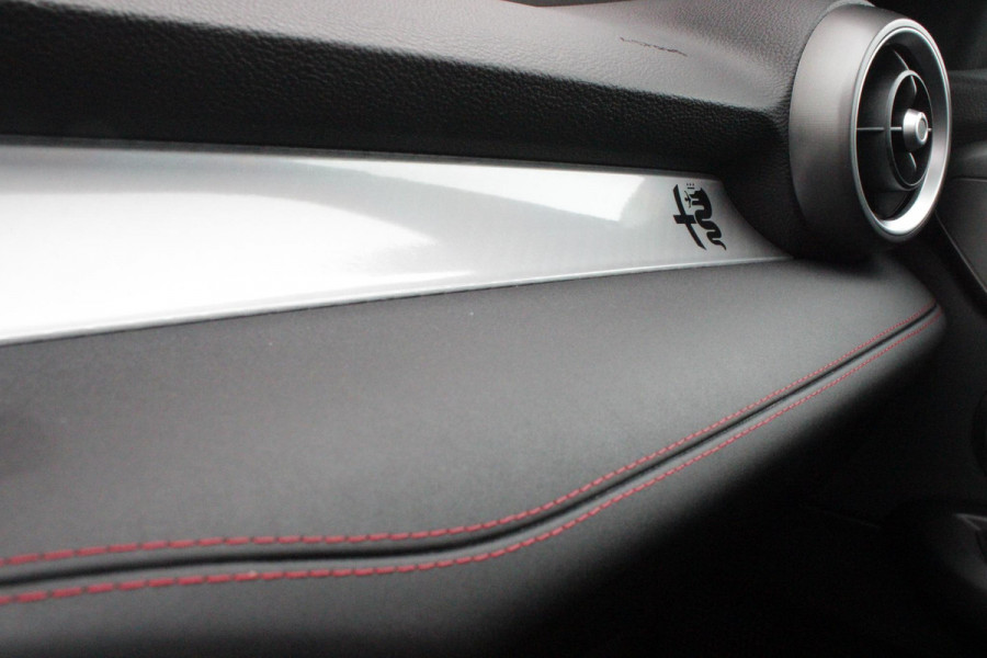 Alfa Romeo Tonale 1.3T PHEV 280PK TRIBUTO ITALIANO | PANORAMISCH SCHUIF / KANTELDAK | ZWART DAK | ZWART LEDEREN BEKLEDING MET RODE ACCENTEN/ GEBORDUURD "TRIBUTO ITALIANO" LOGO OP HOOFD STEUNEN | VOORSTOELEN / STUUR VERWARMD | VOORSTOELEN ELEKTRISCH VERSTELBAAR | HARMAN KARDON | DRAADLOOS APPLE CARPLAY / ANDROID AUTO | 360° CAMERA | AUTOMATISCH DIMMENDE BUITENSPIEGELS | 20"INCH LICHTMETALEN VELGEN | ADAPTIVE CRUISE CONTROL | KEYLESS ENTRY / START | ELEKTRISCH BEDIENBARE ACHTERKLEP | DRAADLOZE TELEFOONLADER | AMBIENT LIGHTING | DONKERE HEMELBEKLEDING | SCHAKELFLIPPERS AAN HET STUUR | VERW