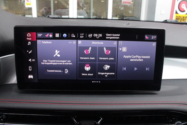 Alfa Romeo Tonale 1.3T PHEV 280PK TRIBUTO ITALIANO | PANORAMISCH SCHUIF / KANTELDAK | ZWART DAK | ZWART LEDEREN BEKLEDING MET RODE ACCENTEN/ GEBORDUURD "TRIBUTO ITALIANO" LOGO OP HOOFD STEUNEN | VOORSTOELEN / STUUR VERWARMD | VOORSTOELEN ELEKTRISCH VERSTELBAAR | HARMAN KARDON | DRAADLOOS APPLE CARPLAY / ANDROID AUTO | 360° CAMERA | AUTOMATISCH DIMMENDE BUITENSPIEGELS | 20"INCH LICHTMETALEN VELGEN | ADAPTIVE CRUISE CONTROL | KEYLESS ENTRY / START | ELEKTRISCH BEDIENBARE ACHTERKLEP | DRAADLOZE TELEFOONLADER | AMBIENT LIGHTING | DONKERE HEMELBEKLEDING | SCHAKELFLIPPERS AAN HET STUUR | VERW