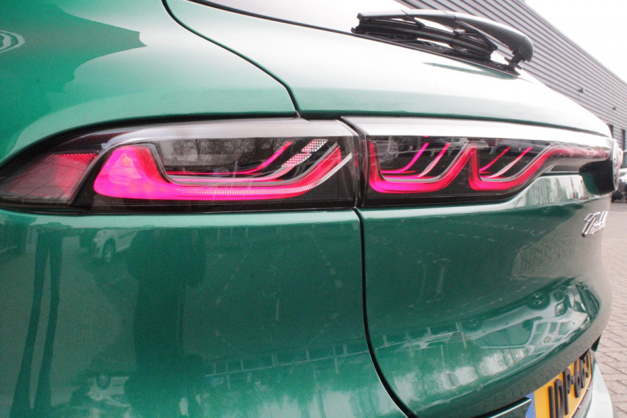 Alfa Romeo Tonale 1.3T PHEV 280PK TRIBUTO ITALIANO | PANORAMISCH SCHUIF / KANTELDAK | ZWART DAK | ZWART LEDEREN BEKLEDING MET RODE ACCENTEN/ GEBORDUURD "TRIBUTO ITALIANO" LOGO OP HOOFD STEUNEN | VOORSTOELEN / STUUR VERWARMD | VOORSTOELEN ELEKTRISCH VERSTELBAAR | HARMAN KARDON | DRAADLOOS APPLE CARPLAY / ANDROID AUTO | 360° CAMERA | AUTOMATISCH DIMMENDE BUITENSPIEGELS | 20"INCH LICHTMETALEN VELGEN | ADAPTIVE CRUISE CONTROL | KEYLESS ENTRY / START | ELEKTRISCH BEDIENBARE ACHTERKLEP | DRAADLOZE TELEFOONLADER | AMBIENT LIGHTING | DONKERE HEMELBEKLEDING | SCHAKELFLIPPERS AAN HET STUUR | VERW