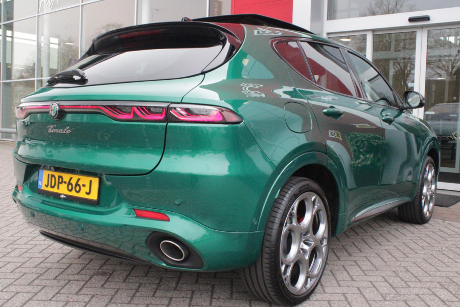 Alfa Romeo Tonale 1.3T PHEV 280PK TRIBUTO ITALIANO | PANORAMISCH SCHUIF / KANTELDAK | ZWART DAK | ZWART LEDEREN BEKLEDING MET RODE ACCENTEN/ GEBORDUURD "TRIBUTO ITALIANO" LOGO OP HOOFD STEUNEN | VOORSTOELEN / STUUR VERWARMD | VOORSTOELEN ELEKTRISCH VERSTELBAAR | HARMAN KARDON | DRAADLOOS APPLE CARPLAY / ANDROID AUTO | 360° CAMERA | AUTOMATISCH DIMMENDE BUITENSPIEGELS | 20"INCH LICHTMETALEN VELGEN | ADAPTIVE CRUISE CONTROL | KEYLESS ENTRY / START | ELEKTRISCH BEDIENBARE ACHTERKLEP | DRAADLOZE TELEFOONLADER | AMBIENT LIGHTING | DONKERE HEMELBEKLEDING | SCHAKELFLIPPERS AAN HET STUUR | VERW
