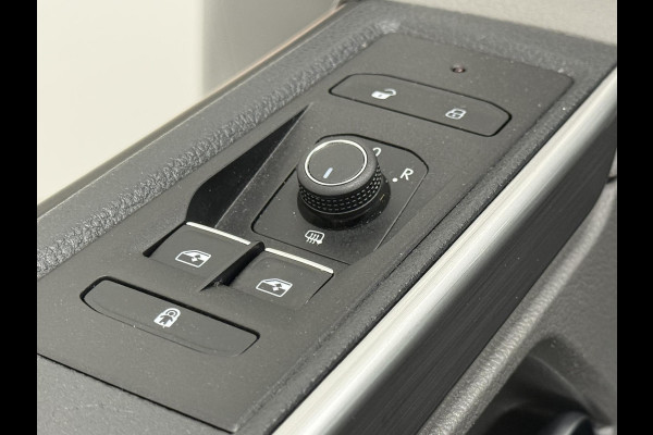 Volkswagen Transporter 2.0 TDI L2H1 28 Dubbele Cabine Highline Airco Cruise Control adaptief Parkeersensoren voor en achter 17" Lichtmetalen velgen