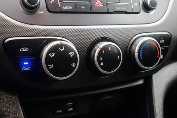 Hyundai i10 1.0i Comfort Luxury ORG NL [ Carplay Cruise Control Parkeersensoren Navigatie DAB+ Airco ]
