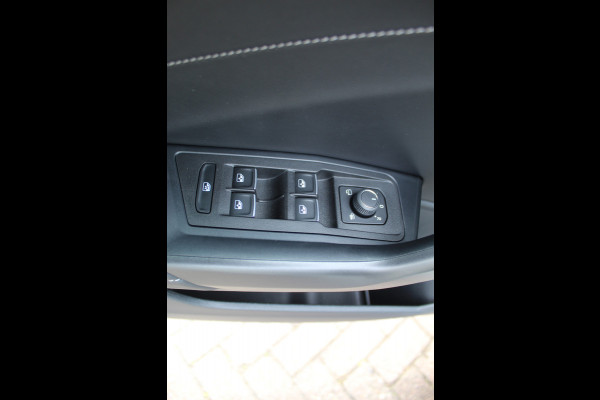 Volkswagen T-Roc 1.5-150pk R-Line Edition DSG-AUTOMAAT ! Gun u het comfort en gemak van een automaat ! Slechts 16.000km ! Winterpakket, Adapt. Cruise Control, Climate Control, Camera, CarPlay