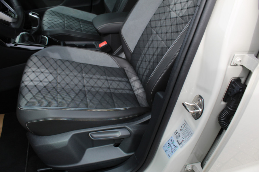 Volkswagen T-Roc 1.5-150pk R-Line Edition DSG-AUTOMAAT ! Gun u het comfort en gemak van een automaat ! Slechts 16.000km ! Winterpakket, Adapt. Cruise Control, Climate Control, Camera, CarPlay