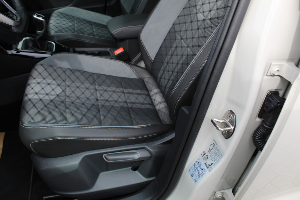 Volkswagen T-Roc 1.5-150pk R-Line Edition DSG-AUTOMAAT ! Gun u het comfort en gemak van een automaat ! Slechts 16.000km ! Winterpakket, Adapt. Cruise Control, Climate Control, Camera, CarPlay