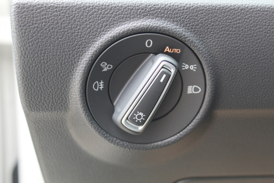 Volkswagen T-Roc 1.5-150pk R-Line Edition DSG-AUTOMAAT ! Gun u het comfort en gemak van een automaat ! Slechts 16.000km ! Winterpakket, Adapt. Cruise Control, Climate Control, Camera, CarPlay