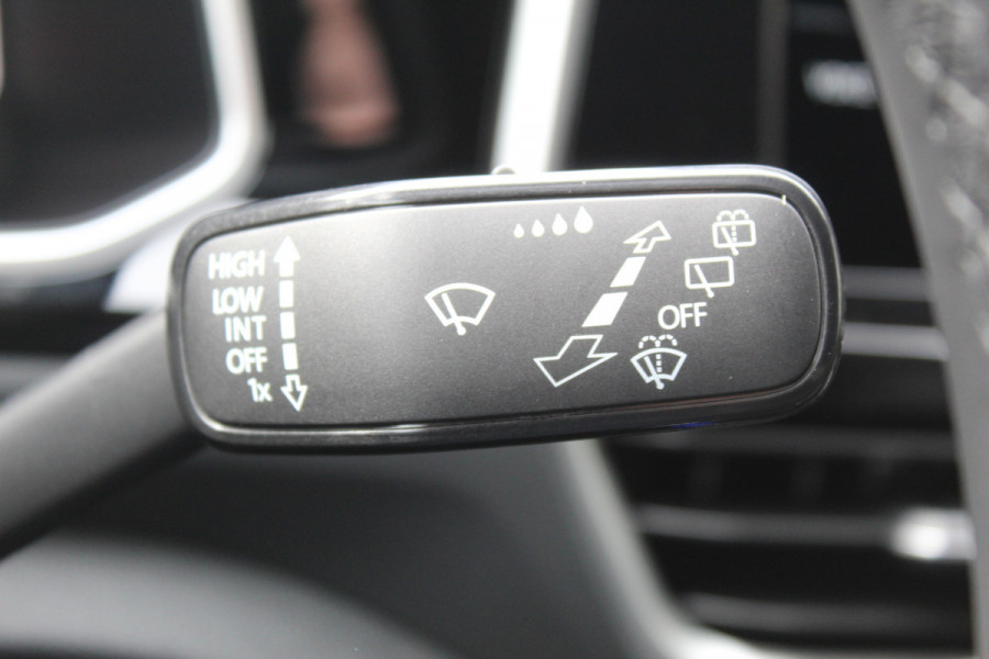 Volkswagen T-Roc 1.5-150pk R-Line Edition DSG-AUTOMAAT ! Gun u het comfort en gemak van een automaat ! Slechts 16.000km ! Winterpakket, Adapt. Cruise Control, Climate Control, Camera, CarPlay