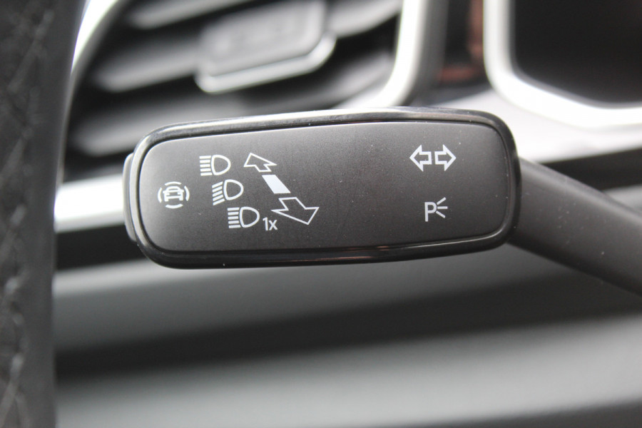 Volkswagen T-Roc 1.5-150pk R-Line Edition DSG-AUTOMAAT ! Gun u het comfort en gemak van een automaat ! Slechts 16.000km ! Winterpakket, Adapt. Cruise Control, Climate Control, Camera, CarPlay