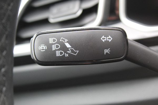 Volkswagen T-Roc 1.5-150pk R-Line Edition DSG-AUTOMAAT ! Gun u het comfort en gemak van een automaat ! Slechts 16.000km ! Winterpakket, Adapt. Cruise Control, Climate Control, Camera, CarPlay