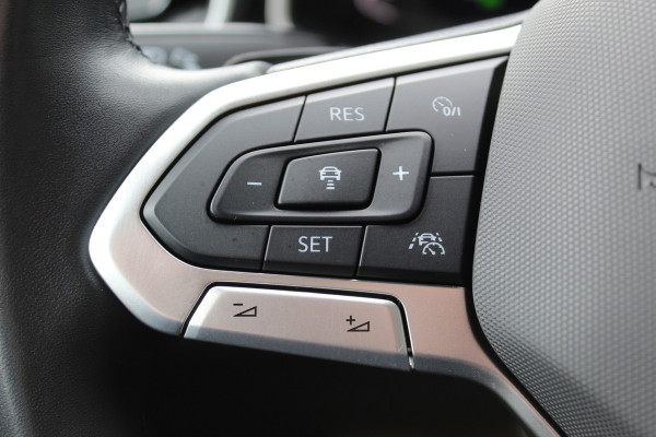 Volkswagen T-Roc 1.5-150pk R-Line Edition DSG-AUTOMAAT ! Gun u het comfort en gemak van een automaat ! Slechts 16.000km ! Winterpakket, Adapt. Cruise Control, Climate Control, Camera, CarPlay