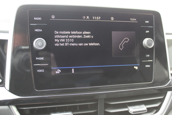 Volkswagen T-Roc 1.5-150pk R-Line Edition DSG-AUTOMAAT ! Gun u het comfort en gemak van een automaat ! Slechts 16.000km ! Winterpakket, Adapt. Cruise Control, Climate Control, Camera, CarPlay