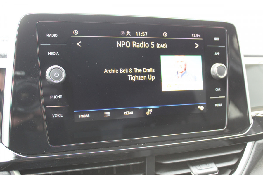 Volkswagen T-Roc 1.5-150pk R-Line Edition DSG-AUTOMAAT ! Gun u het comfort en gemak van een automaat ! Slechts 16.000km ! Winterpakket, Adapt. Cruise Control, Climate Control, Camera, CarPlay