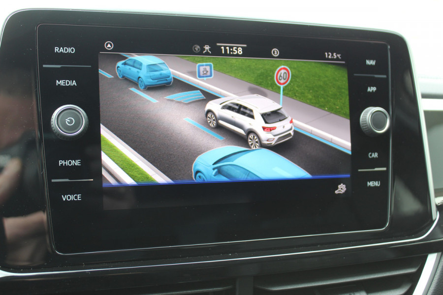 Volkswagen T-Roc 1.5-150pk R-Line Edition DSG-AUTOMAAT ! Gun u het comfort en gemak van een automaat ! Slechts 16.000km ! Winterpakket, Adapt. Cruise Control, Climate Control, Camera, CarPlay