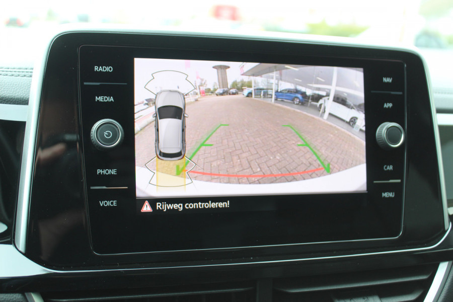 Volkswagen T-Roc 1.5-150pk R-Line Edition DSG-AUTOMAAT ! Gun u het comfort en gemak van een automaat ! Slechts 16.000km ! Winterpakket, Adapt. Cruise Control, Climate Control, Camera, CarPlay