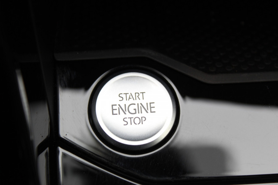 Volkswagen T-Roc 1.5-150pk R-Line Edition DSG-AUTOMAAT ! Gun u het comfort en gemak van een automaat ! Slechts 16.000km ! Winterpakket, Adapt. Cruise Control, Climate Control, Camera, CarPlay