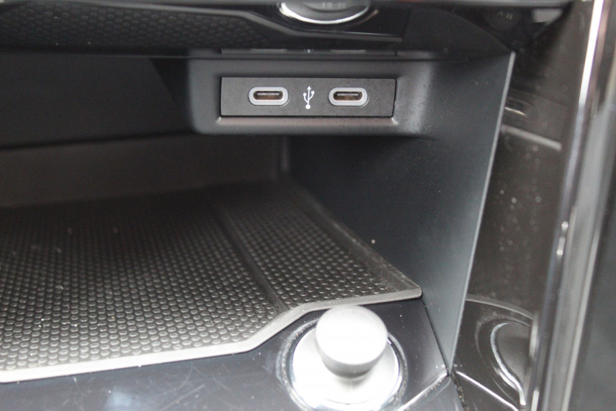 Volkswagen T-Roc 1.5-150pk R-Line Edition DSG-AUTOMAAT ! Gun u het comfort en gemak van een automaat ! Slechts 16.000km ! Winterpakket, Adapt. Cruise Control, Climate Control, Camera, CarPlay