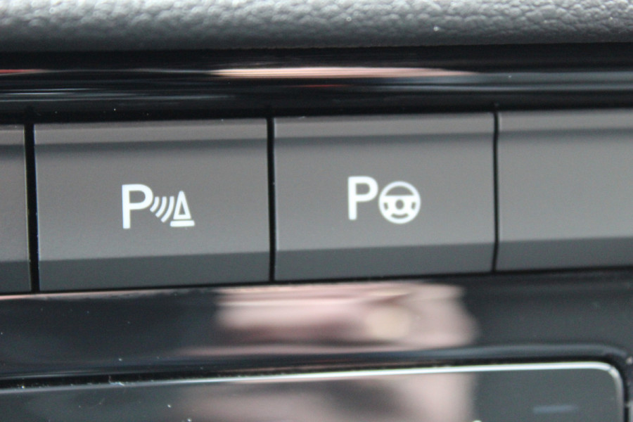 Volkswagen T-Roc 1.5-150pk R-Line Edition DSG-AUTOMAAT ! Gun u het comfort en gemak van een automaat ! Slechts 16.000km ! Winterpakket, Adapt. Cruise Control, Climate Control, Camera, CarPlay