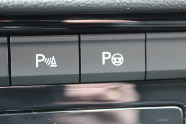 Volkswagen T-Roc 1.5-150pk R-Line Edition DSG-AUTOMAAT ! Gun u het comfort en gemak van een automaat ! Slechts 16.000km ! Winterpakket, Adapt. Cruise Control, Climate Control, Camera, CarPlay