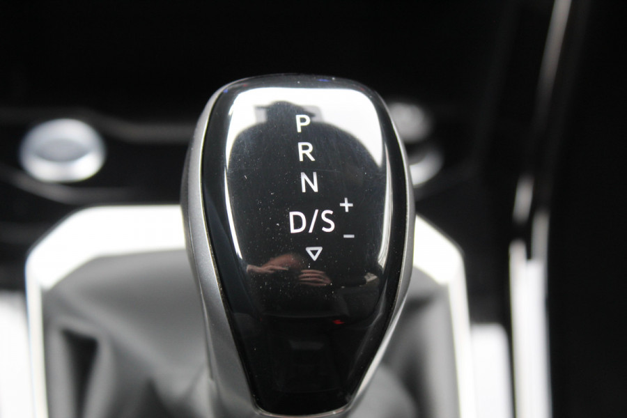 Volkswagen T-Roc 1.5-150pk R-Line Edition DSG-AUTOMAAT ! Gun u het comfort en gemak van een automaat ! Slechts 16.000km ! Winterpakket, Adapt. Cruise Control, Climate Control, Camera, CarPlay