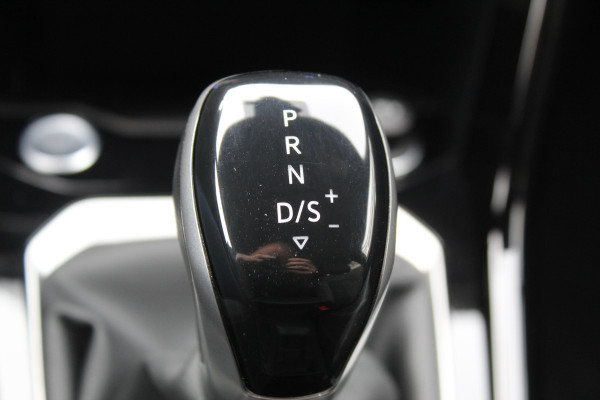 Volkswagen T-Roc 1.5-150pk R-Line Edition DSG-AUTOMAAT ! Gun u het comfort en gemak van een automaat ! Slechts 16.000km ! Winterpakket, Adapt. Cruise Control, Climate Control, Camera, CarPlay