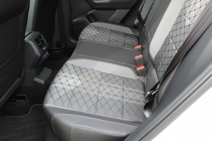 Volkswagen T-Roc 1.5-150pk R-Line Edition DSG-AUTOMAAT ! Gun u het comfort en gemak van een automaat ! Slechts 16.000km ! Winterpakket, Adapt. Cruise Control, Climate Control, Camera, CarPlay