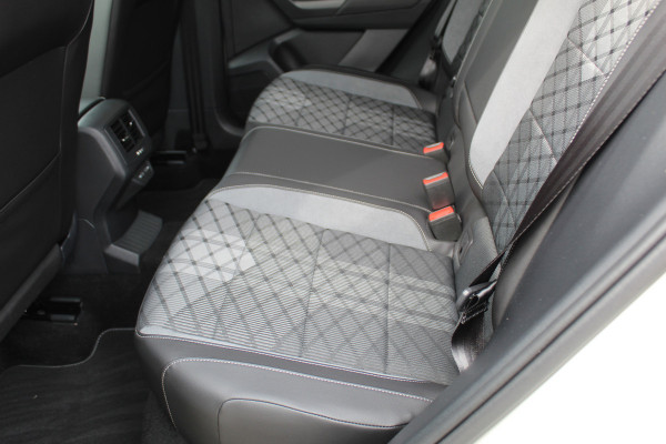 Volkswagen T-Roc 1.5-150pk R-Line Edition DSG-AUTOMAAT ! Gun u het comfort en gemak van een automaat ! Slechts 16.000km ! Winterpakket, Adapt. Cruise Control, Climate Control, Camera, CarPlay