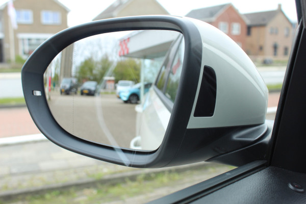 Volkswagen T-Roc 1.5-150pk R-Line Edition DSG-AUTOMAAT ! Gun u het comfort en gemak van een automaat ! Slechts 16.000km ! Winterpakket, Adapt. Cruise Control, Climate Control, Camera, CarPlay