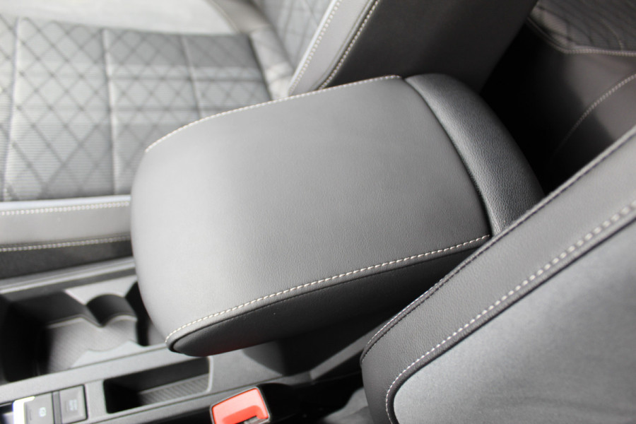 Volkswagen T-Roc 1.5-150pk R-Line Edition DSG-AUTOMAAT ! Gun u het comfort en gemak van een automaat ! Slechts 16.000km ! Winterpakket, Adapt. Cruise Control, Climate Control, Camera, CarPlay